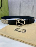 特 宽度4.0Cm Gucci 这款腰带在早秋系列中惊艳亮相，采用以标志性米色 乌木色组合呈现的品牌双G字母交织图案，与黑色皮革材质相得益彰。双G 6.0Mm厚