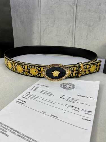 特 宽度4.0Cm Versace 范思哲 此款palazzo腰带采用牛皮革面料制作，并饰有le Pop Classique图案印花和标志性的椭圆美杜莎五金配件