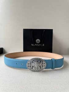 宽度：4.0Cm 范思哲 此款椭圆五金配件、腰带饰有标志性的Versace美杜莎头像扣，彰显品牌格调。是一款精美的衣橱必备单品。