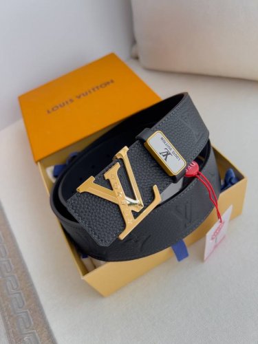 品名： Lv..路易..威登腰带皮带原单 型号：挂扣，经典纯钢材质挂扣，头层牛皮，图片实物拍摄 材料：头层牛皮，挂扣系列，纯钢材质扣头，钯镀电镀工艺永不掉色。原
