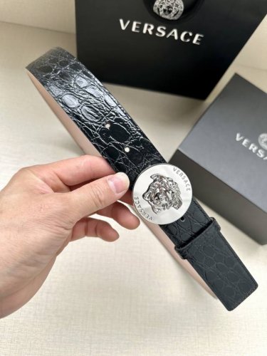 宽度4.0Cm Versaec 范思哲 此款时尚腰带由柔软的小牛皮革制成，饰有立体美杜莎！扣头五金采用真空电镀 。