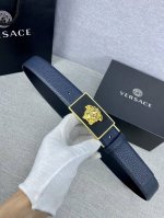 宽度3.5Cm 范思哲 此款腰带饰有标志性的versace美杜莎头像扣，彰显品牌格调。是一款精美的衣橱必备单品。