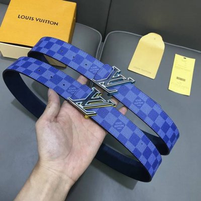 寬度：40Mm Lv Pyrmide Truck L Oeii雙面腰帶 進口面料飾有藍色標誌性圖案 襯托進口柔軟小牛皮底壓格紋 整體相呼應 全新紋理搭扣 締造獨