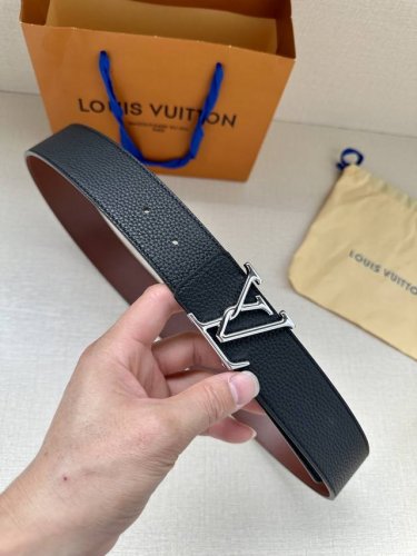 本款 Damier Lv 40 毫米双面腰带做工精良，风格经典。深色牛皮革皮带与 Lv 字母搭扣优雅相称，与精心镂刻的英字母气质优雅，可双面使用，轻松搭配您钟爱