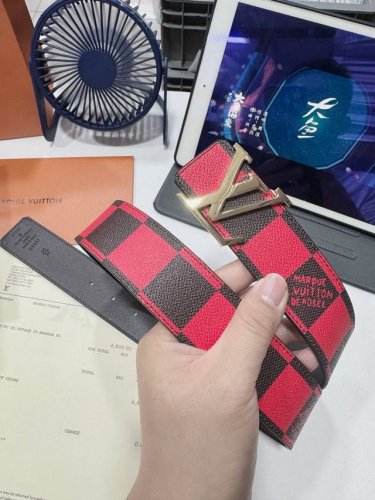 品名： Lv..路易..威登腰带皮带原单特 型号：挂扣，经典纯钢材质挂扣，头层牛皮，图片实物拍摄 材料：头层牛皮，挂扣系列，纯钢材质扣头，钯镀电