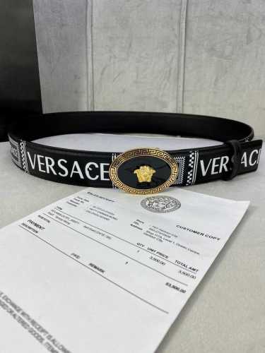 特 宽度4.0Cm Versace 范思哲 此款palazzo腰带采用牛皮革面料制作，并饰有le Pop Classique图案印花和标志性的椭圆美杜莎五金配件