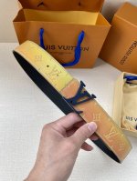 特 4.0宽:Pyramide Trunk L’Il 双面腰带以品牌经典元素烘托醒目数字印花，纪念 Virgil Abloh 的第七场路易威登时装秀。Lv Py