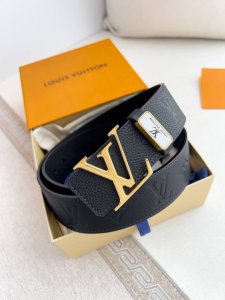品名： Lv..路易..威登腰带皮带原单 型号：挂扣，经典纯钢材质挂扣，头层牛皮，图片实物拍摄 材料：头层牛皮，挂扣系列，纯钢材质扣头，钯镀电镀工艺永不掉色。原