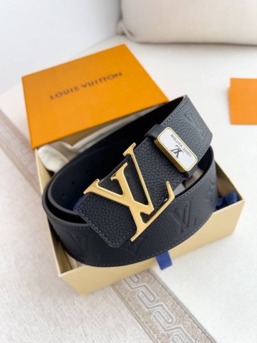 品名： Lv..路易..威登腰带皮带原单 型号：挂扣，经典纯钢材质挂扣，头层牛皮，图片实物拍摄 材料：头层牛皮，挂扣系列，纯钢材质扣头，钯镀电镀工艺永不掉色。原