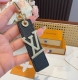 Lv钥匙扣 包饰 车钥匙挂件 Lv Oblique Tab 包饰与钥匙扣 lv Oblique Tab 包饰与钥匙扣取材粒面皮革 以斜体金属Lv 字母点亮视线