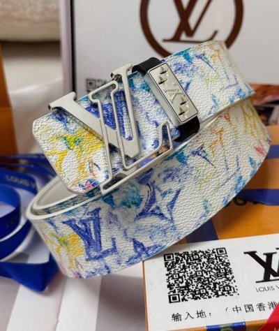 皮带：Lv.路易威登顶级复刻- 腰带：原单品质百分百进口原厂头层牛皮，保证真皮。雕花镂空标志设计工艺.真空电镀.永不掉色.24K纯钢扣头层小牛皮涂鸦手绘油画系列