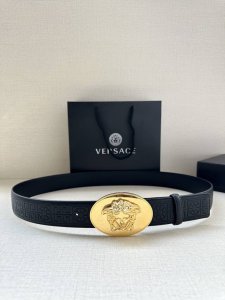宽度：4.0Cm 范思哲 此款椭圆五金配件、腰带饰有标志性的versace美杜莎头像扣，彰显品牌格调。是一款精美的衣橱必备单品。