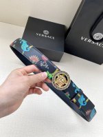 宽度4.0Cm Versace此款个性皮带由皮革制成，饰有Royal Rebellion印花，配有标志性Medusa五金配件搭扣