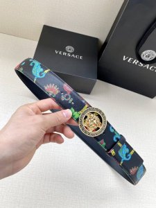 宽度4.0Cm Versace此款个性皮带由皮革制成，饰有Royal Rebellion印花，配有标志性Medusa五金配件搭扣