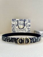 特 宽度3.5 Cm Dior 迪奥两面腰带款式迷人多样，采用多种材质精心打造，为各式廓形增添点睛之笔，彰显优雅醒目的气质。向迪奥钟爱的细节艺术致敬，彰显非凡的