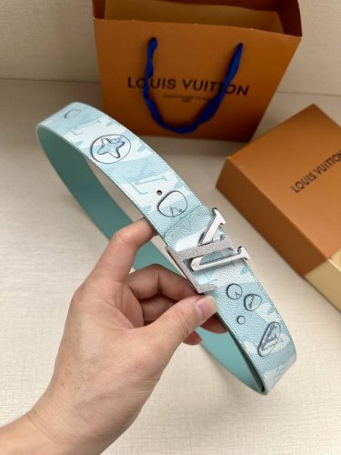 Lv Aqua 双面腰带为传统设计引入现实主义意趣。Monogram Aqua 帆布以 3D 水滴图案模糊 Monogram 图案的经典轮廓，将相同意境延续至