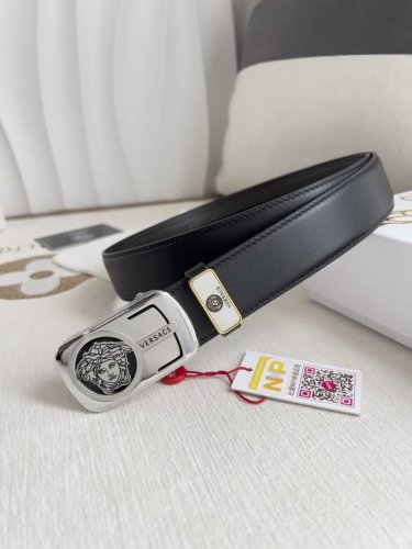 品名：范思哲.Versace.皮带腰带自动皮带 型号：自动带，纯钢材质经典人头自动扣，图片实物拍摄 腰带：百分百头层牛皮，自动带身，保证真皮。24K纯钢扣永不掉