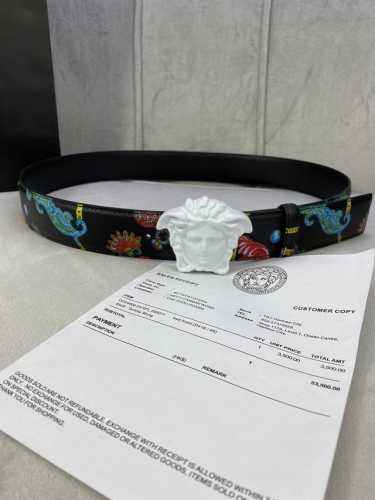 宽度4.0Cm Versace范思哲此款Palazzo腰带采用牛皮革面料制作，并饰有Le Pop Classique图案印花和标志性的美杜莎五金配件。