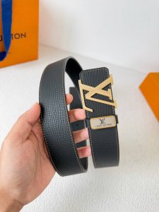 品名： Lv..路易..威登腰带皮带原单 型号：挂扣，经典纯钢材质挂扣，头层牛皮，图片实物拍摄 材料：头层牛皮，挂扣系列，纯钢材质扣头，镀钯电镀工艺永不掉色。原