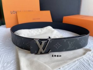腰带能为男性增添或是成熟的魅力，或是潮流的感觉，也为Look增添整体感和细节感。这款腰带如您所愿，既让您潮味十足又让您品味外溢，好质量无需多言，入手直接体验。4