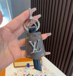 Louis Vuitton官网M63620 Lv Cloches-Cles包饰与钥匙扣 借鉴旅行袋中的钥匙扣设计 可满足各种时尚品味的实用配饰 新版Monogr