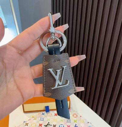 Louis Vuitton官网M63620 Lv Cloches-Cles包饰与钥匙扣 借鉴旅行袋中的钥匙扣设计 可满足各种时尚品味的实用配饰 新版Monogr
