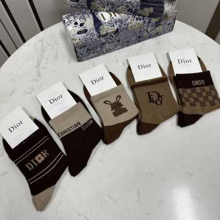 特 Dior 迪奥D家新品中筒袜子 一盒五双 纯棉材质，上脚柔软舒适，经典的D家字母Logo，炒鸡Nice大牌出街，潮人必备超好搭 - 点击图像关闭
