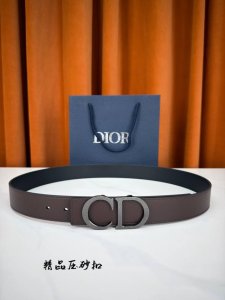 宽度3.5Cm 这款腰带扣是Dior新款单品，延续经典设计，采用“Cd Icon”标志造型，以不锈钢砂面处理精心打造。可与各式35毫米腰带搭配，提升格调，打造优