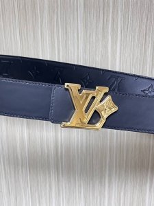 4.0宽，当季新款，双面牛皮，一面平纹压花，一面平纹底，搭配精品花朵扣头，时尚，美观大方。