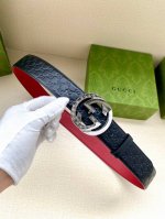 特 宽度4.0Cm Gucci 互扣式双g带扣腰带，采用热压印技术的gucci Signature蓝色皮革精制而成，触感厚实，印花图案清晰分明。