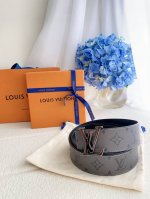 特 P150 Lv Initiales 40 毫米双面腰带 本款 Lv Initials 双面腰带拥有 Monogram Eclipse Reverse 图案和