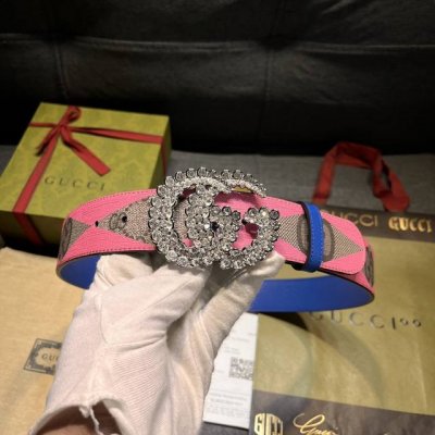 古奇 ，宽4.0Cm，新款 这条腰带上的图案让人想起了西洋双陆棋的棋盘，引人注目的菱形图案出现在充满活力的新迭代中，与各种材料相结合。其结果是一个折衷的拼凑设计