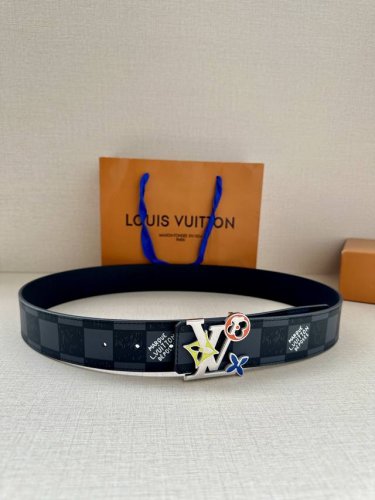 Lv 牛皮压花Pont Neuf皮带宽40毫米这款Taurillon 腰带采用Lv Logo压花设计，进口牛皮面料手感柔软细腻，新款珐琅扣不锈钢五金 适合各种风
