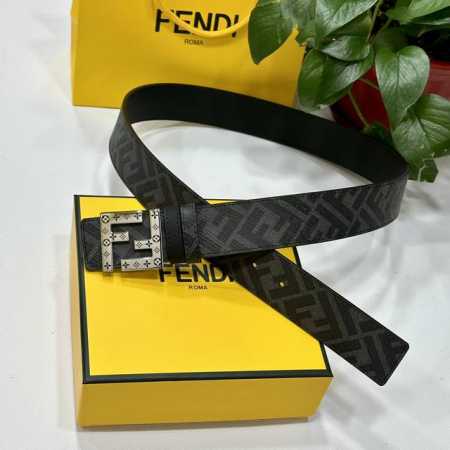 Fendi 芬迪 专柜同款 宽4.0Cm 双环正反用腰带 Ff按钉搭扣 黑色Cuoio Romano皮革材质 反面面料带有烟草黄和黑色Ff图案 四方金属饰面 时 - 点击图像关闭