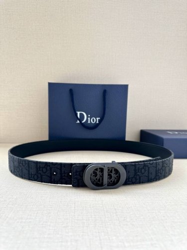 Dior 这款金属覆层黄铜腰带扣是二零二四春季系列新品，展示 Cd Icon 标志和 Oblique Cosmo 图案，致敬 Dior 的经典图案。可与各式 3