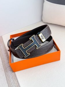 品名： 爱玛仕.Hermes腰带 皮带 原单 型号：挂扣，经典纯钢材质扣头，双面头层牛皮，图片实物拍摄 材料：双面头层牛皮，挂扣系列，纯钢材质扣头，镀钯电镀工艺