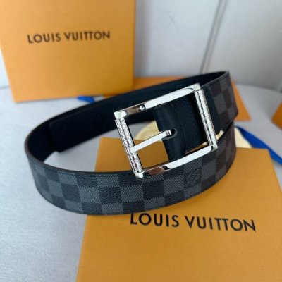 驢家新品 Nigo新品限量版 專櫃有售新品男士系列 一面專櫃定制面料 一面原廠荔枝紋小牛皮 荔枝紋牛皮有品牌壓紋 針扣款式設計搭扣 雙面用 兩種佩戴方式潮男必備