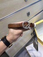配送专柜包装 打孔针 特 宽20 Mm，原单进口双面头层牛皮，搭配原单钌钯电镀F钻扣，手感.油边近乎完美，原产掌纹皮料定制，双面可用，质感无可挑剔，出众的细节，