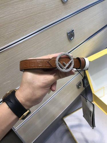 配送专柜包装 打孔针 特 宽20 Mm，原单进口双面头层牛皮，搭配原单钌钯电镀F钻扣，手感.油边近乎完美，原产掌纹皮料定制，双面可用，质感无可挑剔，出众的细节，