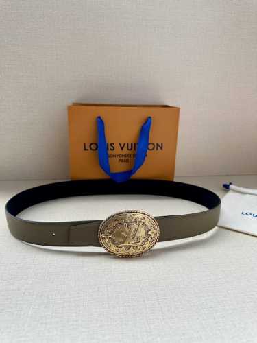 3.4宽 本款 Lv Heritage 双面腰带以粒面和素净皮革分饰两侧，再借纹理丰富的金属搭扣升华典雅格调。锥形末端续写现代简约之笔 金属件 双面 西班牙制造