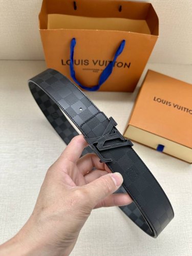 特 本款 Lv Initiales 双面腰带聚焦品牌经典 Damier 格纹，以 Damier Graphite 帆布和 Damier Infini 皮革实现双