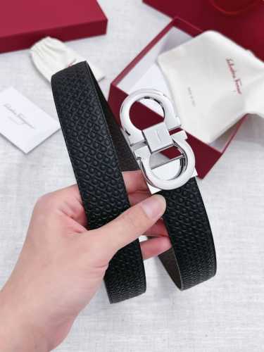 特 菲拉格慕 Salvatore Ferragamo 全新系列，展现独居一格的视觉效果；充满时尚休闲气息。实用性和款式并重；男士必备饰品。宽度：35Mm