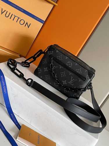 顶级原单原版开发，全钢五金 Virgil Abloh 为 春夏秀场呈现 Mini Soft Trunk 链条包，讲述 Monogram Eclipse 帆布与雾