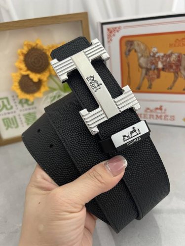 品名：Versace.范思哲 材质：原单牛皮腰带 百分百头层牛皮腰带保证真皮，24K纯钢扣，专柜原单品质、做工精细，时尚大牌，送人自用首选 包装： 请认准如图专