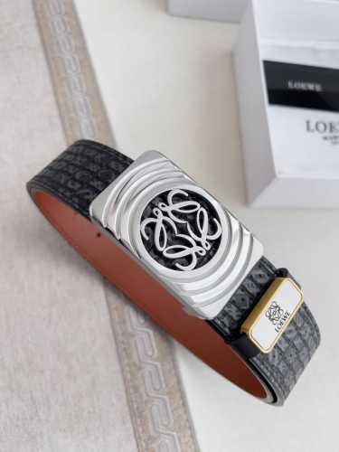 品名：罗意威.Loewe 腰带 皮带 P210 型号：挂扣，纯钢材质挂扣，图片实物拍摄 材料：百分百头层牛皮，保证真皮。24K纯钢扣，真空电镀永不掉色专柜同等质