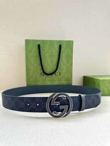 特 Gucci 宽度3.8Cm 这款宽版腰带饰有双G细节，交织字母图案配件令其更添魅力。这款配饰现已成为Gucci的高辨识度单品，一面采用Gg Supreme帆
