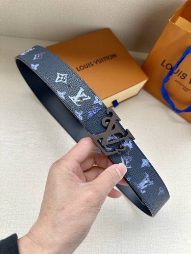 特 Lv新款出货，原版品质，带身4.0Cm宽。采用特色印花图案面料，荔枝纹头层牛皮底制作。搭配精品Lv钢挂扣。商务休闲精品搭配新款。