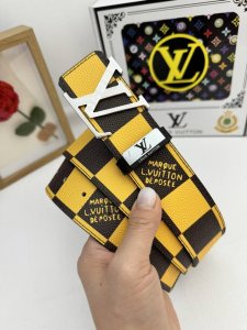品名：LV..路易..威登原单 材质：原单牛皮腰带 百分百头层牛皮腰带保证真皮，24K纯钢扣，专柜原单品质、做工精细，时尚大牌，送人自用首选 包装： 请认准如图