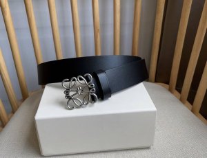 特 Loewe 罗意威 专柜最新同款腰带 选用光滑牛皮革腰带 配有Loewe Anagram针扣五孔调节 卓越的工艺 个性的造型 精美的材质 宽:4.0