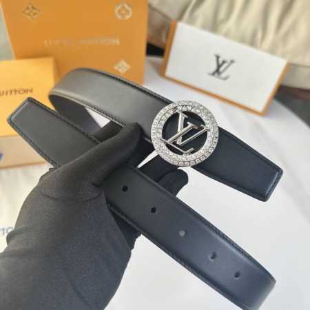 原版包裝 L0Uis Vuitt0N 今 驢家男士原單腰帶 寬度35毫米 腰帶採用雙面進口小牛皮底 雙八字頭尾設計款 搭配新款設計精鋼五金 可雙面佩戴 經久耐用 - 点击图像关闭